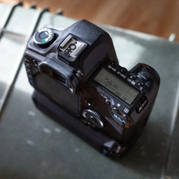 Canon 5D Mark ii Body with BG-E6 Battery Grip - Picture 3 of 4